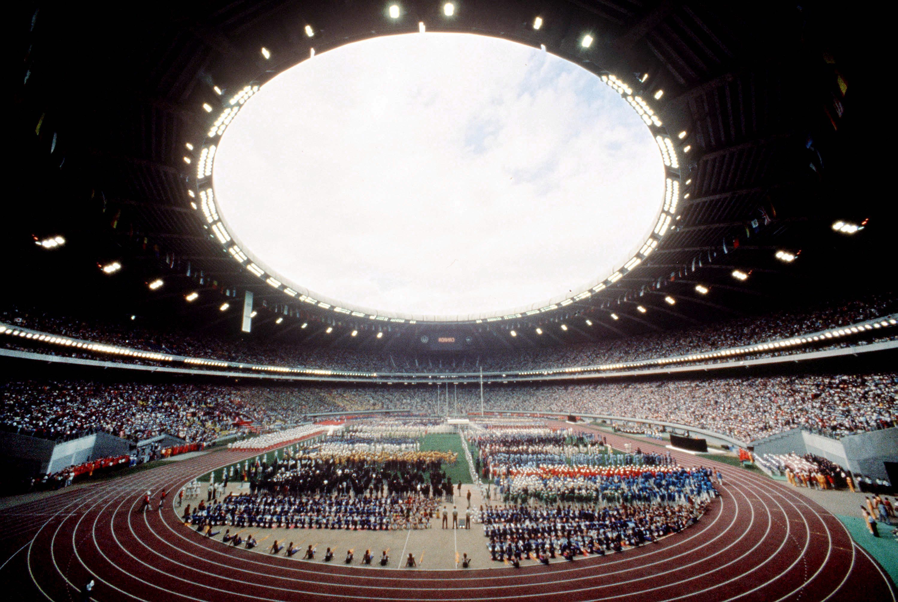 Inside the Olympic Stadium in Montreal during the 1976 Olympic Games. (CP Photo/ COC/ RW) Cette photo montre une vue de l'intérieur du Stade olympique lors des Jeux olympiques de Montréal de 1976. (Photo PC/AOC)