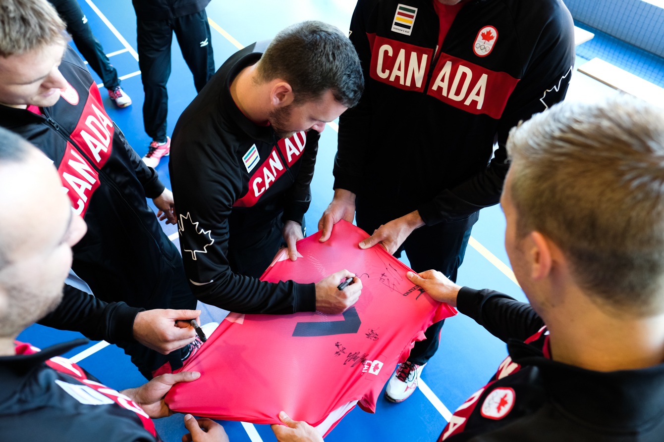 The Canadian Men's Volleyball team signing a jersey on July 22, 2016. (Thomas Skrlj/COC)