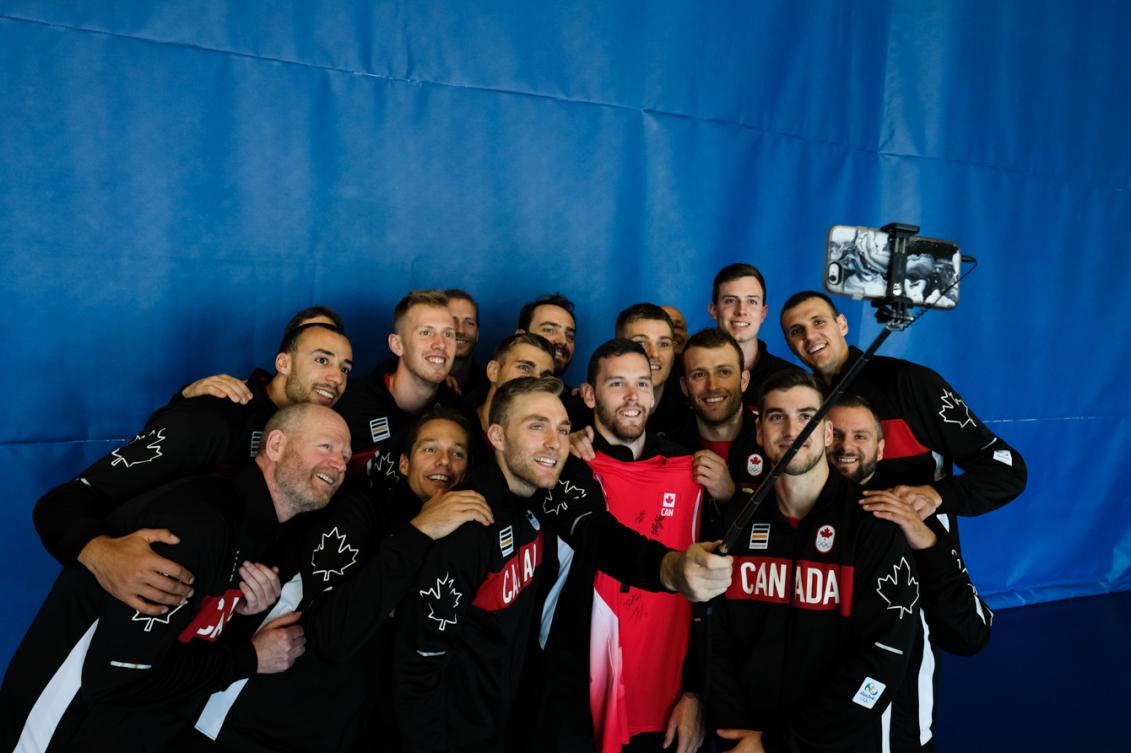 The Canadian Men's VOlleyball team posing for a selfie on July 22, 2016. (Thomas Skrlj/COC)
