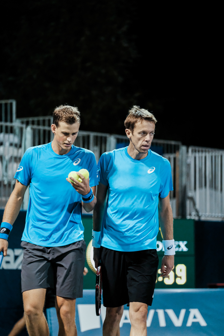 Canada’s Vasek Pospisil and Daniel Nestor play doubles in the quarterfinals of the Rogers Cup in Toronto on July 29, 2016. (Thomas Skrlj/COC)