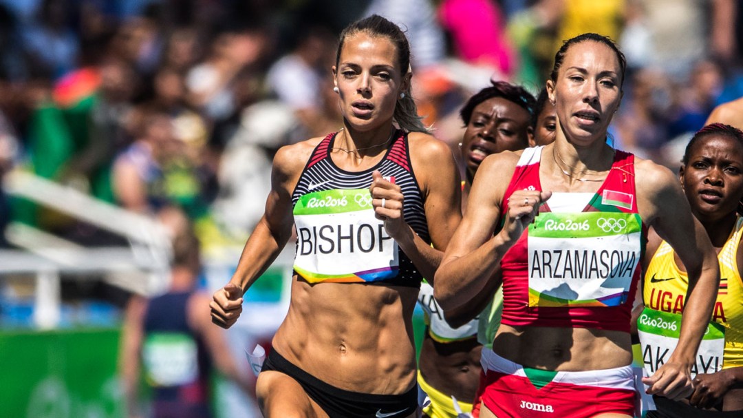 Melissa Bishop leads a pack of runners