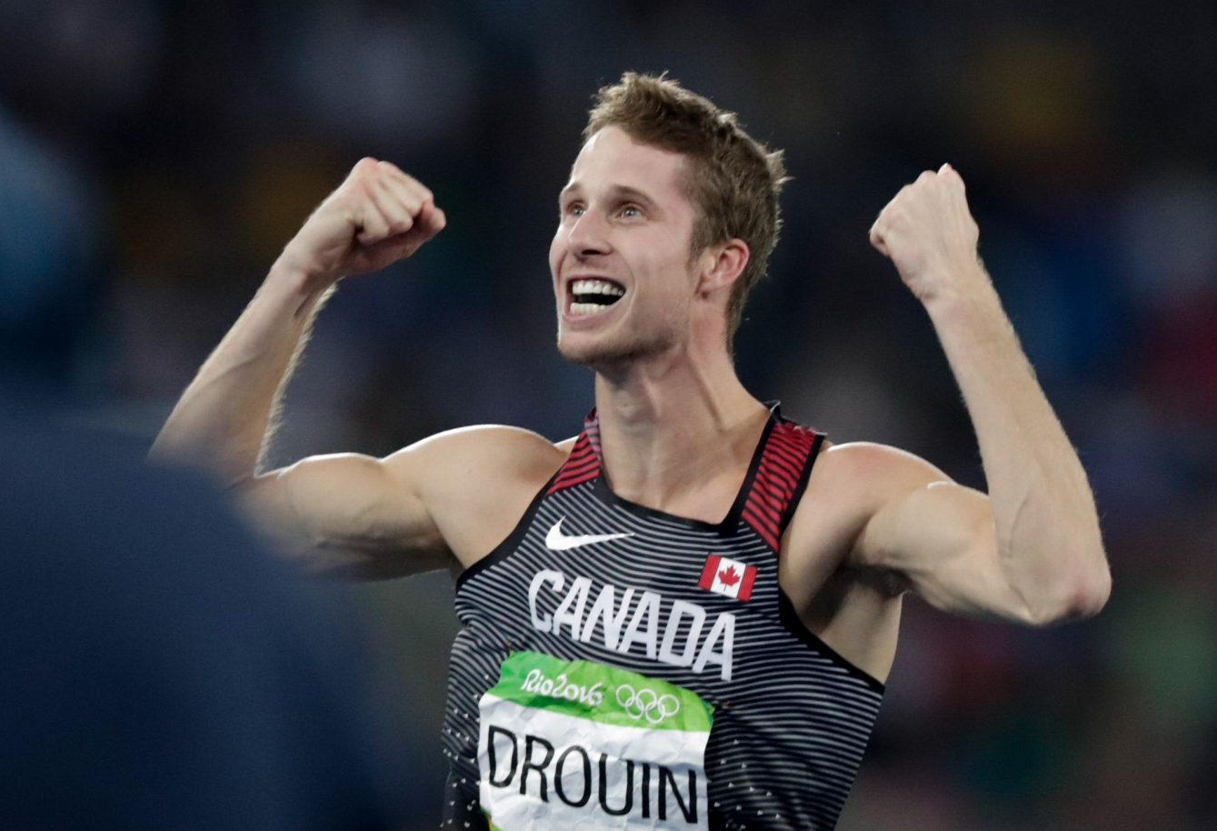 Rio 2016: Derek Drouin celebrates his Olympic gold medal on August 16, 2016 (Jason Ransom/COC).