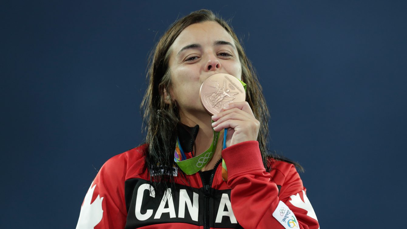 Meaghan Benfeito kisses bronze medal