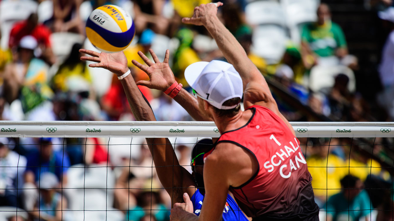 Chaim Schalk in action during the match against Cuba at the Rio 2016 beach volleyball tournament / Photo via FIVB