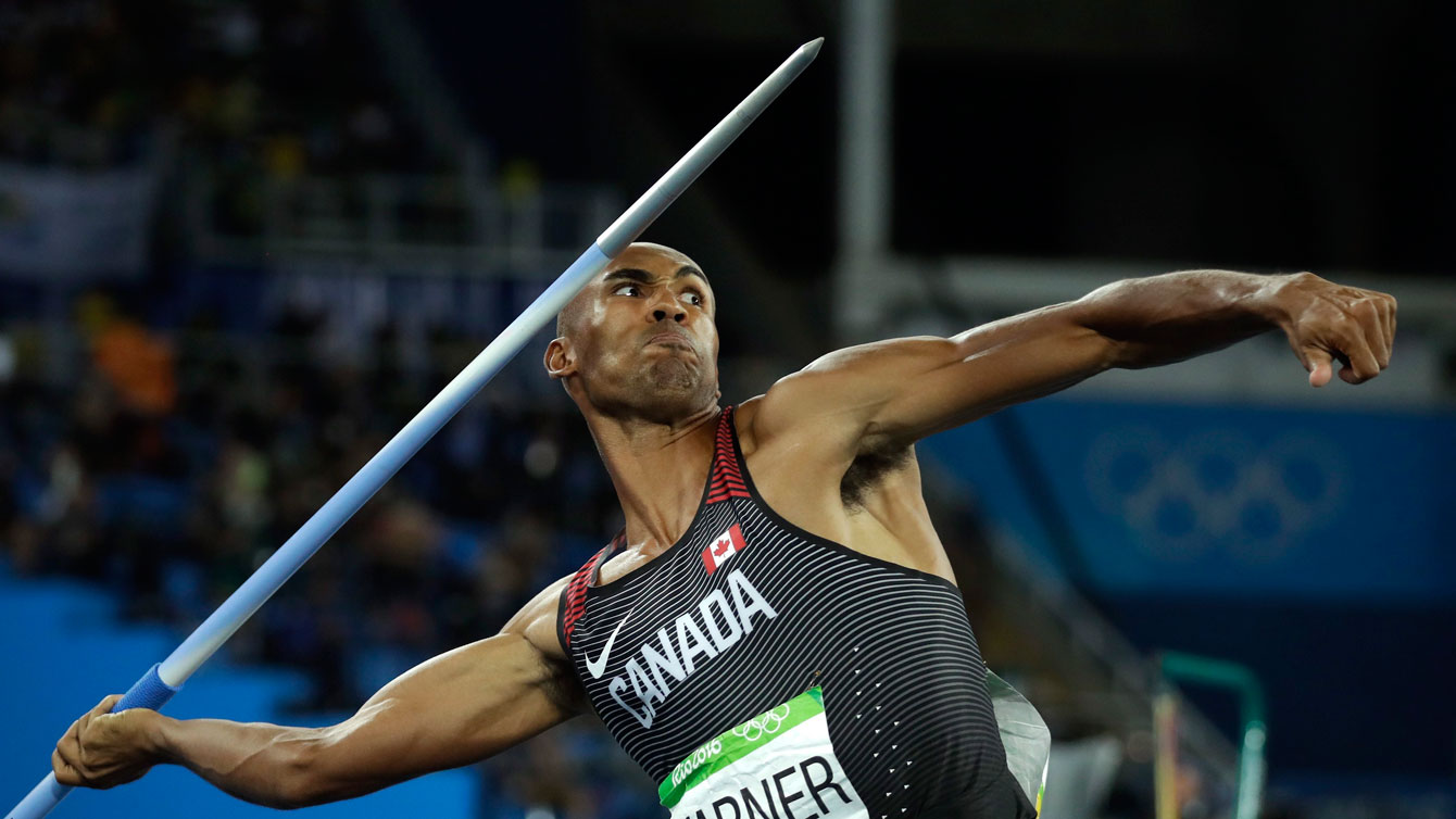 Damian Warner tosses the javelin during Olympic decathlon on August 18, 2016 in Rio de Janeiro.
