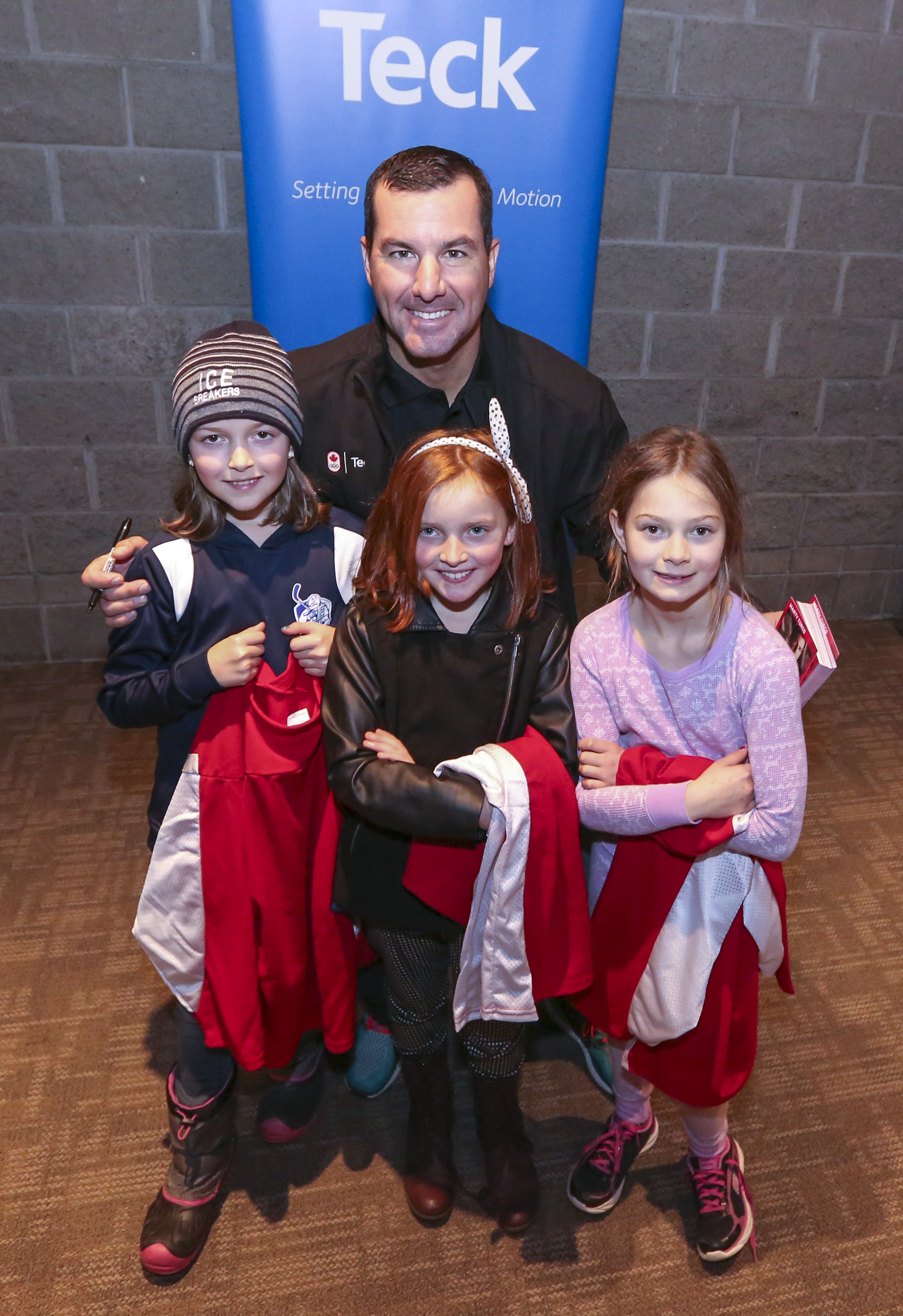 Marty Turco meets young fans at the Teck Coaching Series in Kamloops, BC on December 3, 2016 (photo: Allen Douglas)