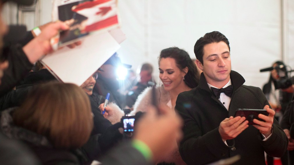 Tessa Virtue and Scott Moir sign autographs on the red carpet