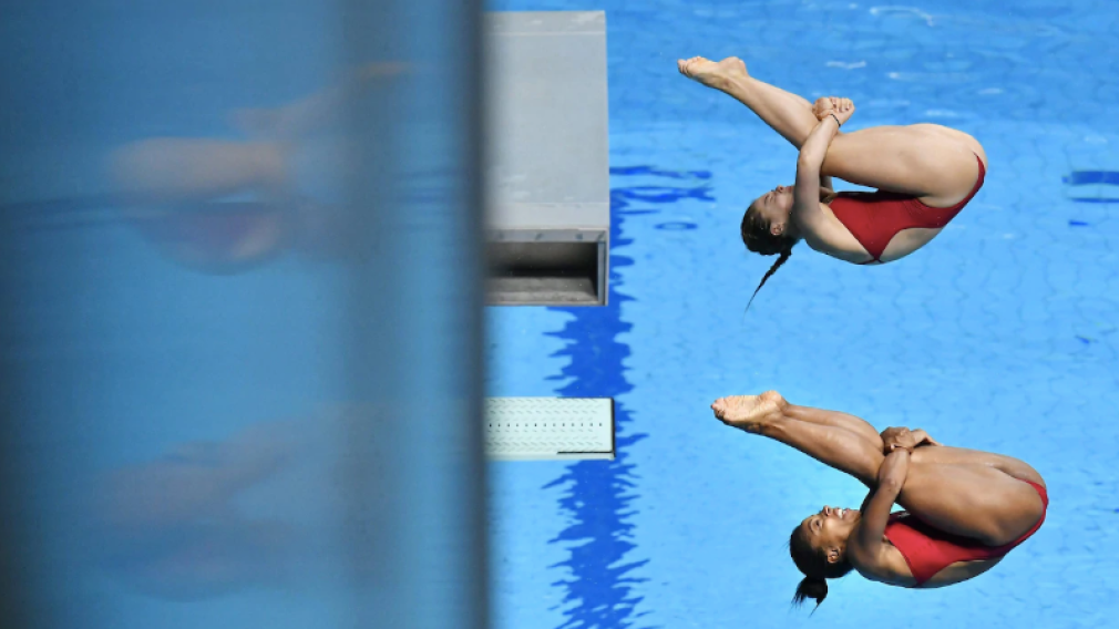 Divers competing