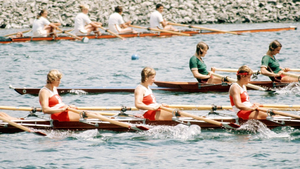 Women's rowing teams competing