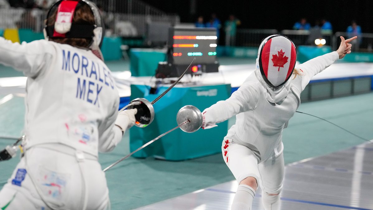 Alexanne Verret fences against a Mexican opponent