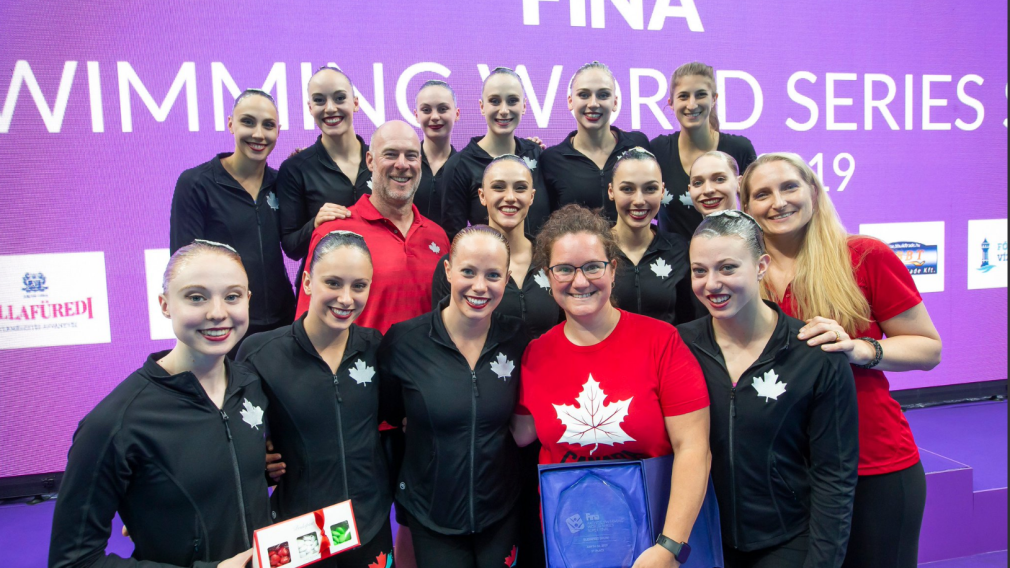 Canadian artistic swimming team posing