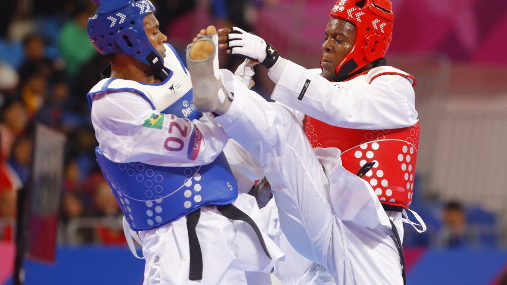 Jordan Stewart (right) competes against Maicon Andrade from Brazil.