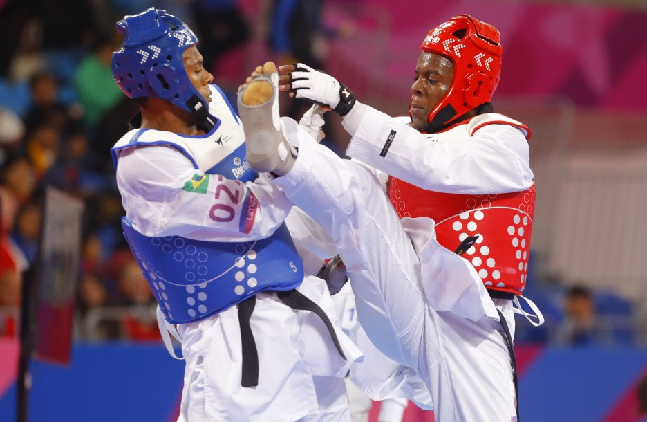 Jordan Stewart (right) competes against Maicon Andrade from Brazil.