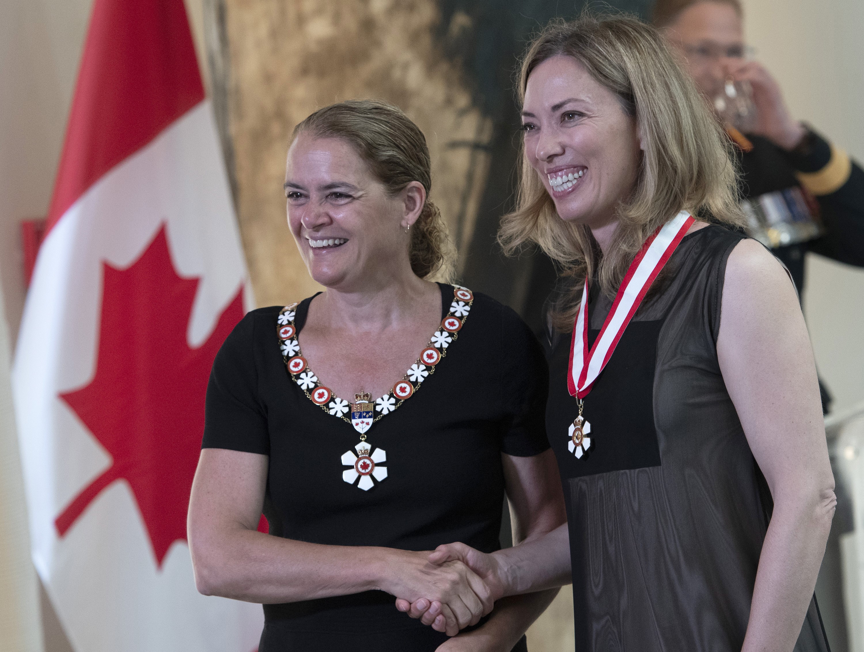 Becky Scott receives her medal and shakes hands