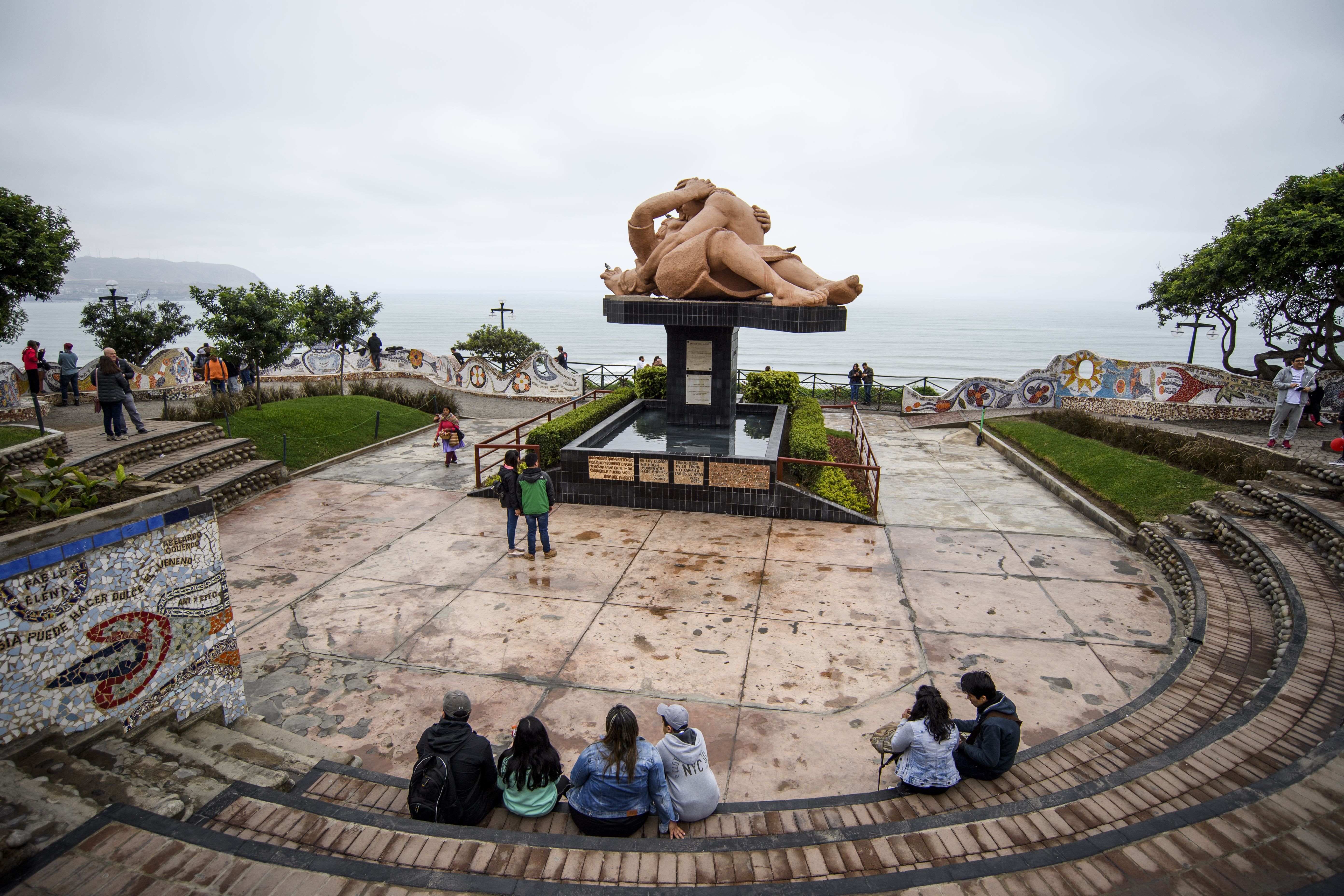 Statue of a couple kissing