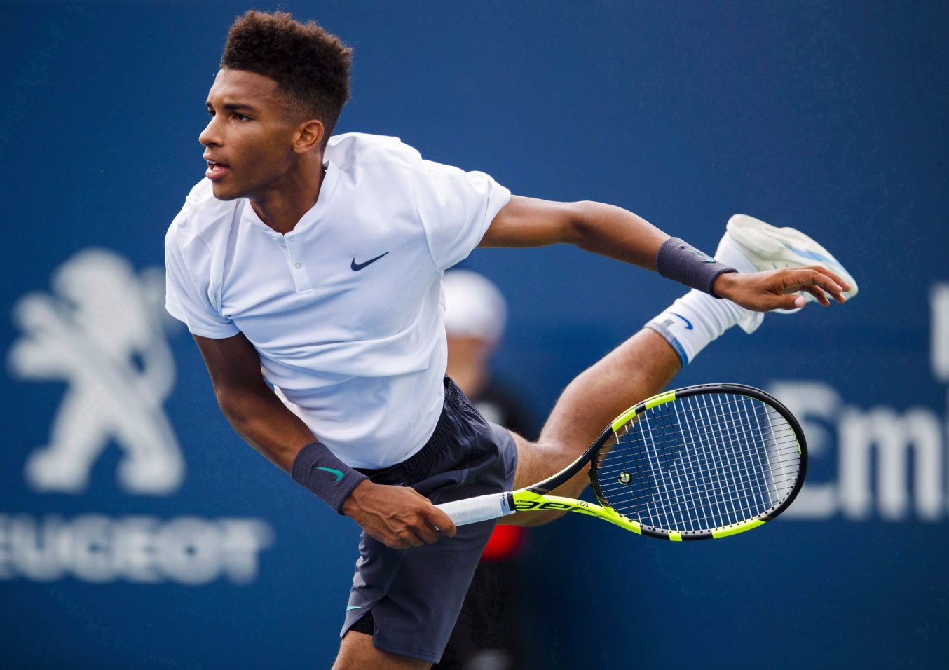 Félix Auger-Aliassime serves to his opponent