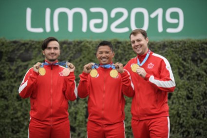 team-canada-archery-lima Three athletes pose with their medals.
