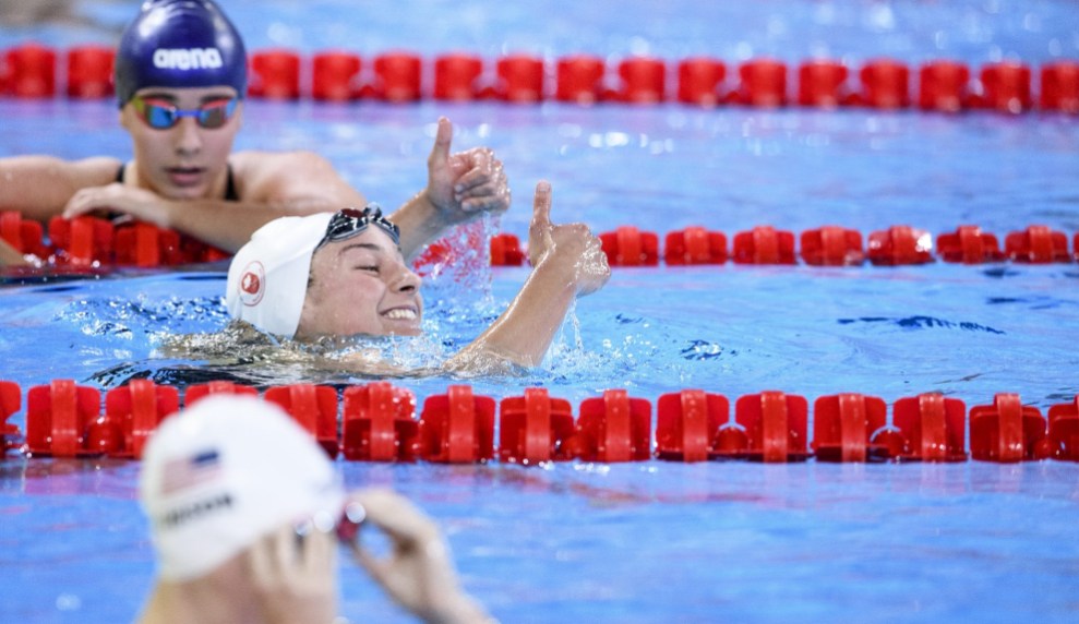 team-canada-danielle-hanus swimmer gives thumbs up in the water