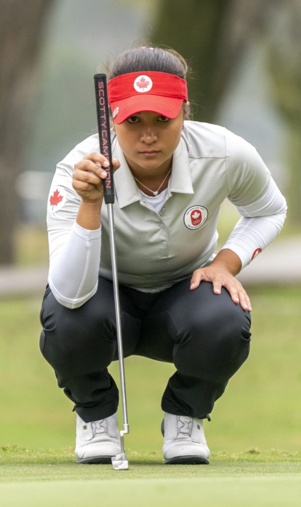 team-canada-mary-parsons golfer lines up a put