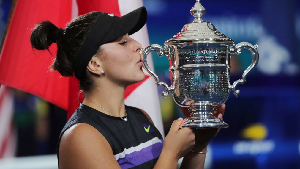Bianca Andreescu, of Canada, kisses the championship trophy
