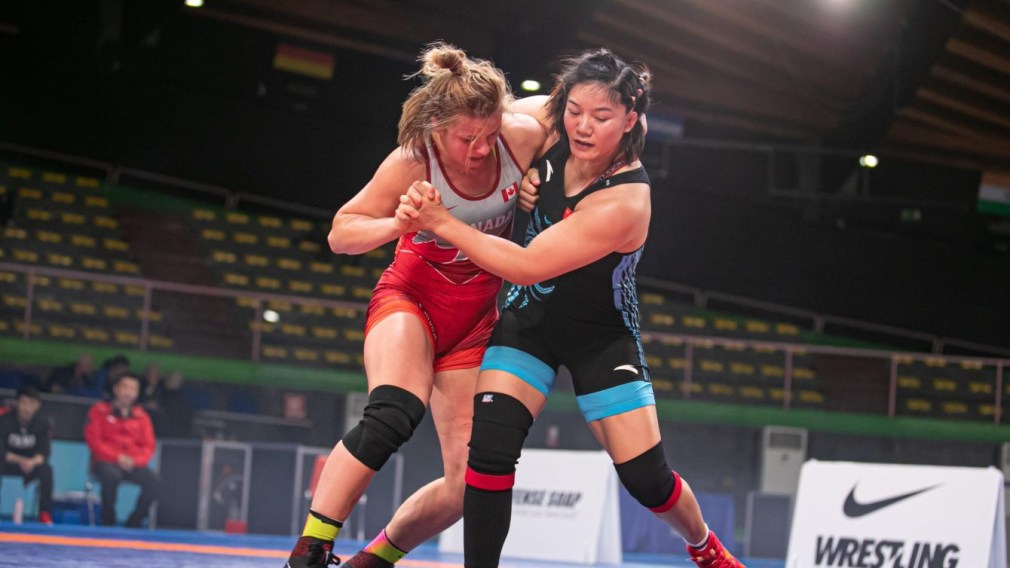 Erica Wiebe wrestles Zhou Quian