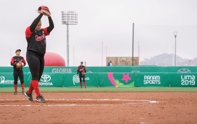 Team Canada Sara Groenewegen Lima 2019 (2) Wide shot of Sara Groenewegen on the mound