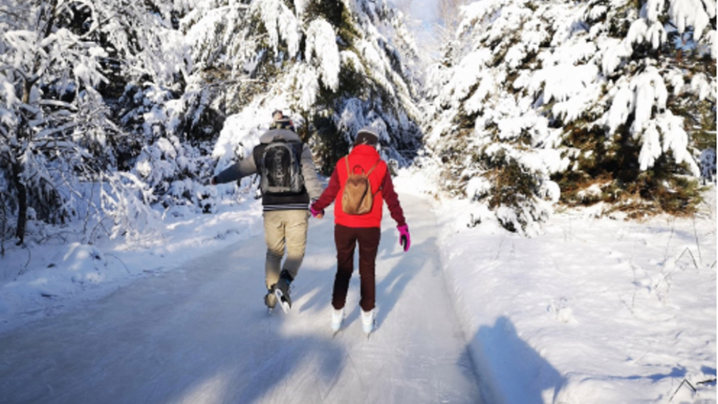 Lac des Loups offers a unique skating experience at the heart of the forest.