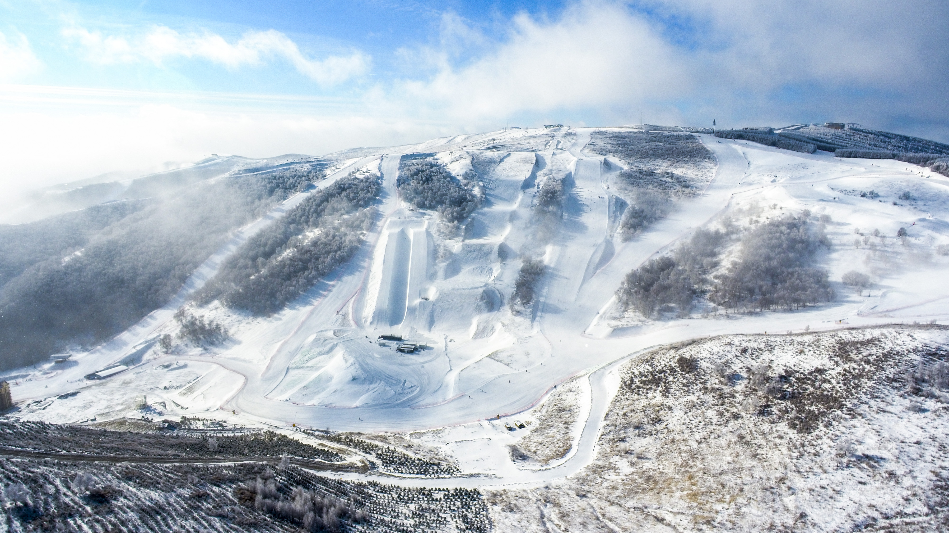 Wide shot of courses at Genting Snow Park 