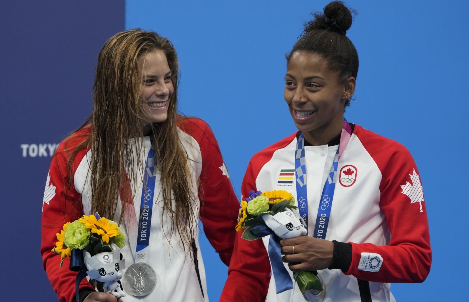 Melissa Citrini-Beaulieu and Jennifer Abel pose with silver medals