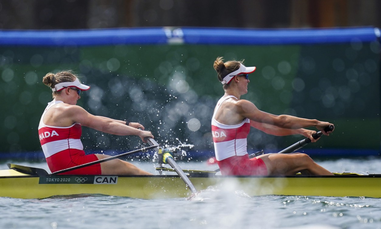 Filmer and Janssens in middle of rowing race