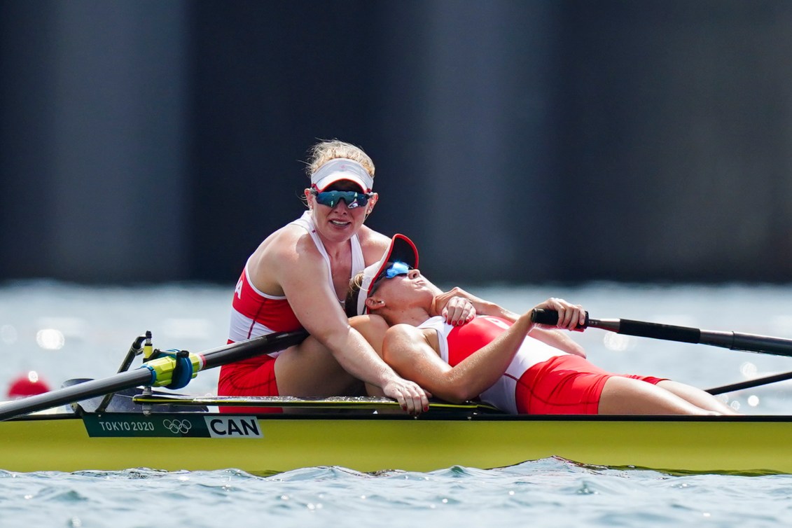 Rower collapses on teammate at end of race