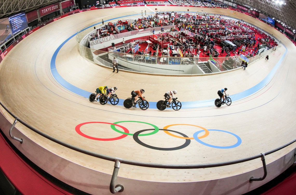 Canadian cyclists Kelsey Mitchell and Lauriane Genest in action at Tokyo 2020