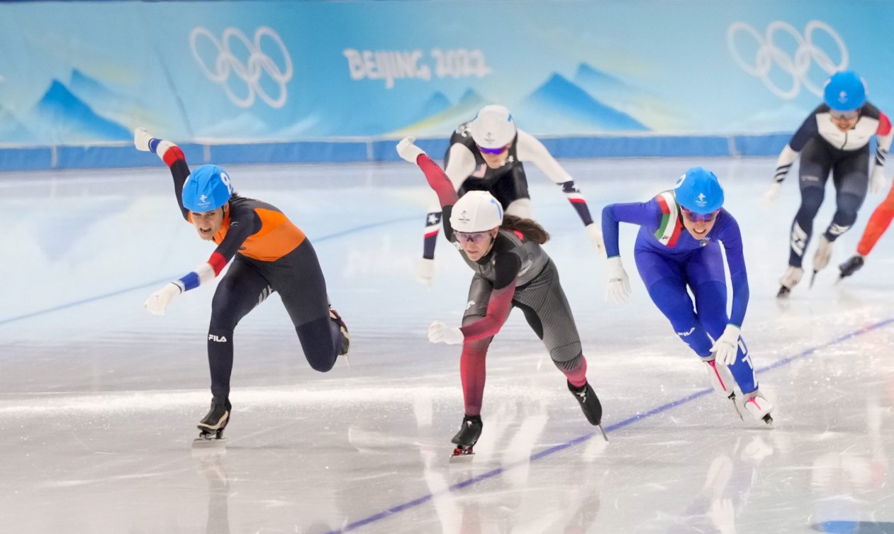 Ivanie Blondin races against Irene Schouten to the finish line in the mass start speed skating race