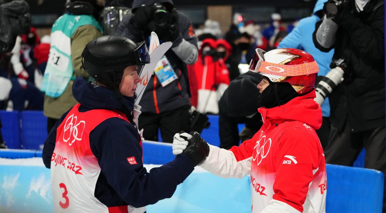 Mikael Kingsbury shakes hands with Walter Wallberg