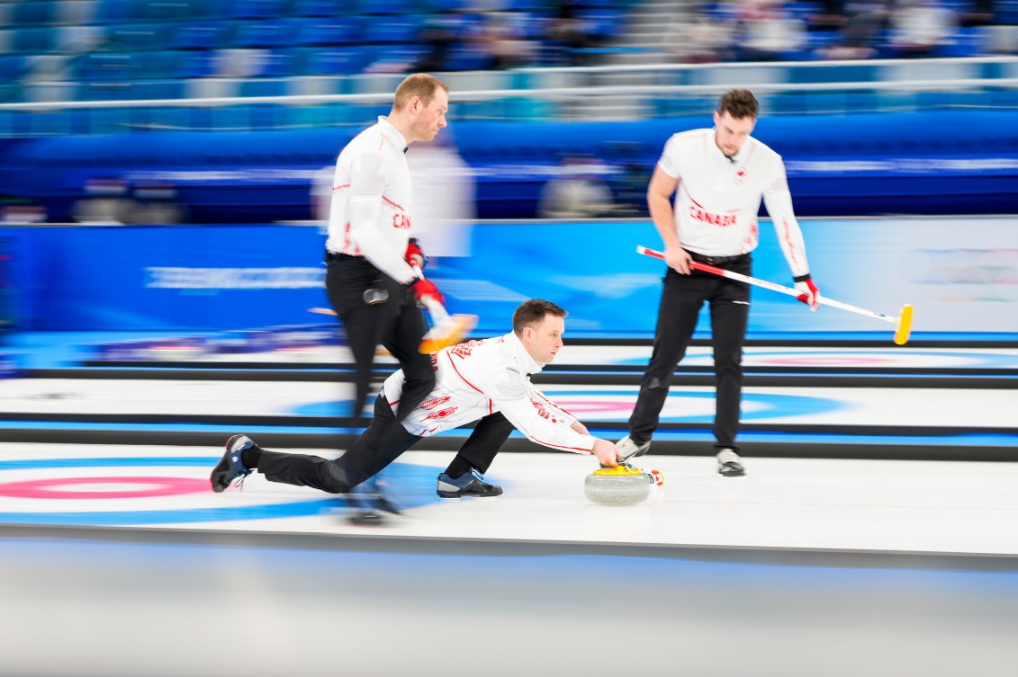 Brad Gushue throws a stone 