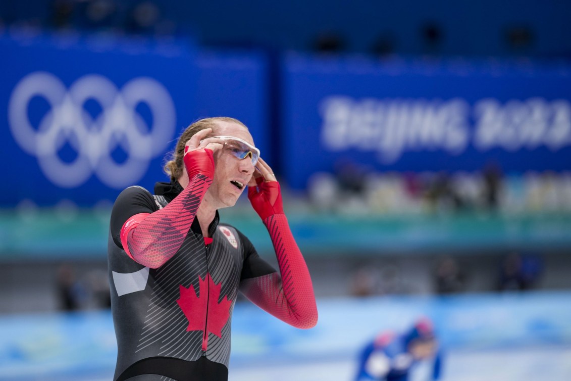 Ted-Jan Bloemen pulls his hood down after his race