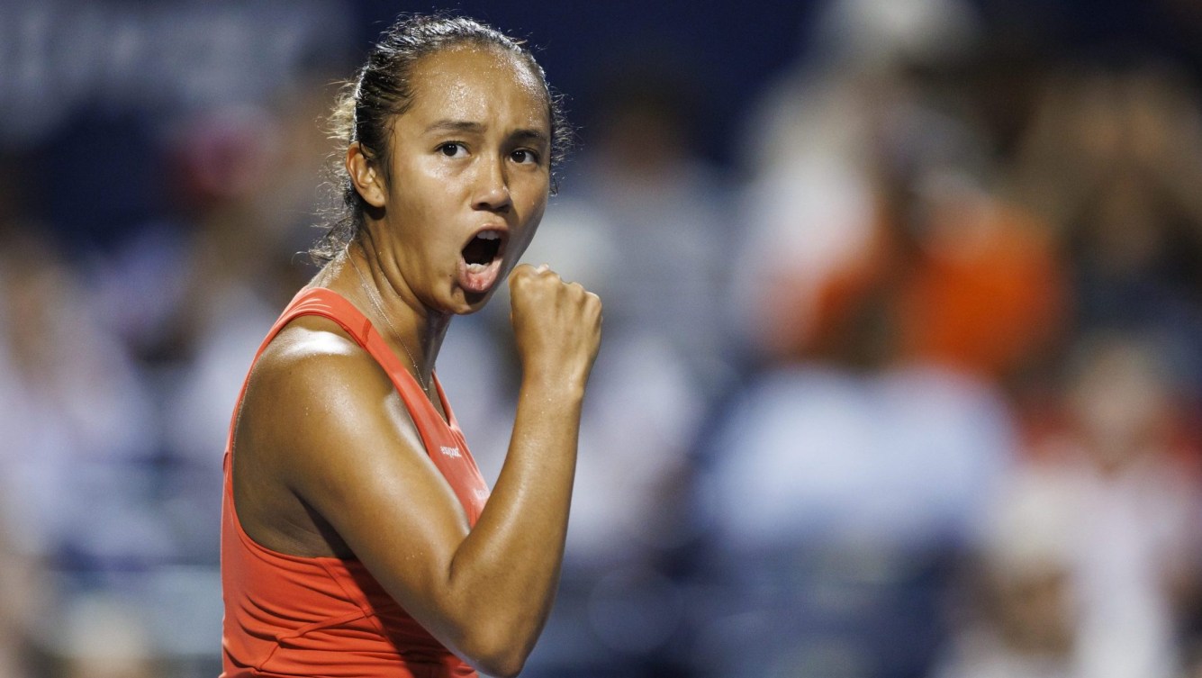 Leylah Fernandez pumps her fist and yells after winning a point