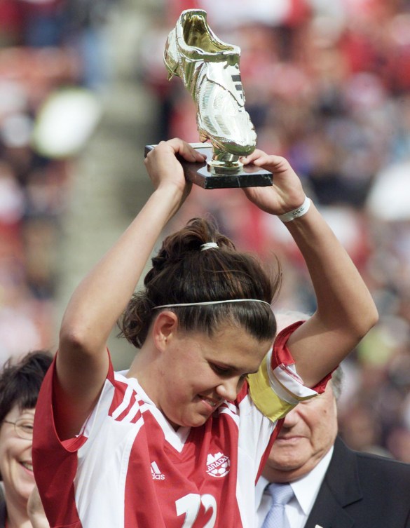 Christine Sinclair holding the Golden Boot trophy at the 2002 FIFA U-19 Women's World Cup