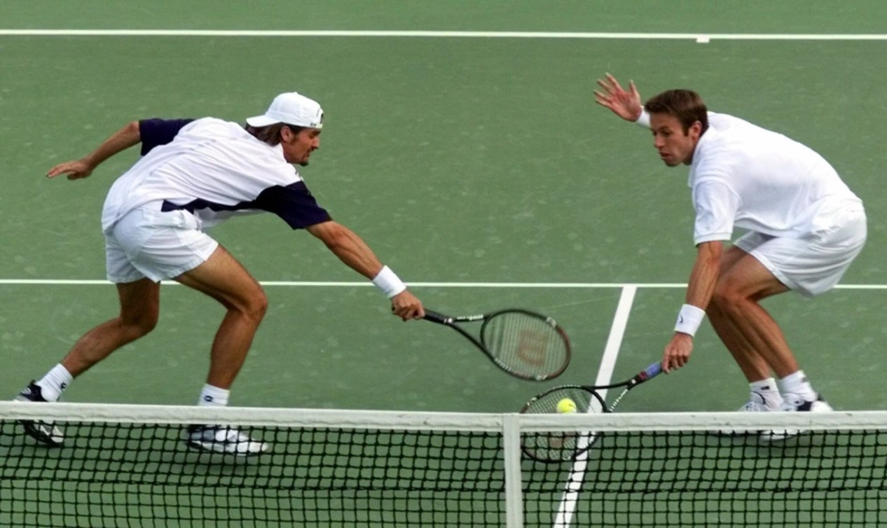 Sébastien Lareau et Daniel Nestor en action sur le terrain. 