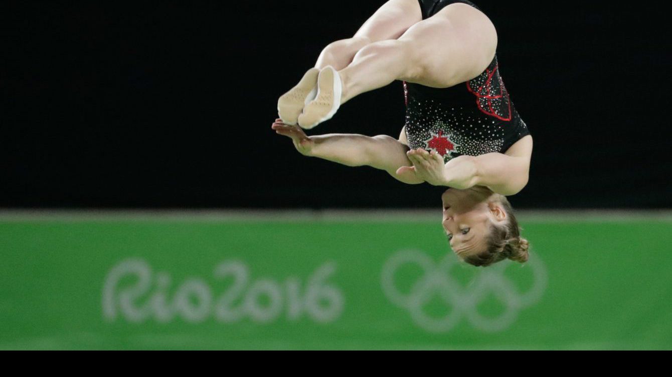 Rosie MacLennan effectue un carpé.