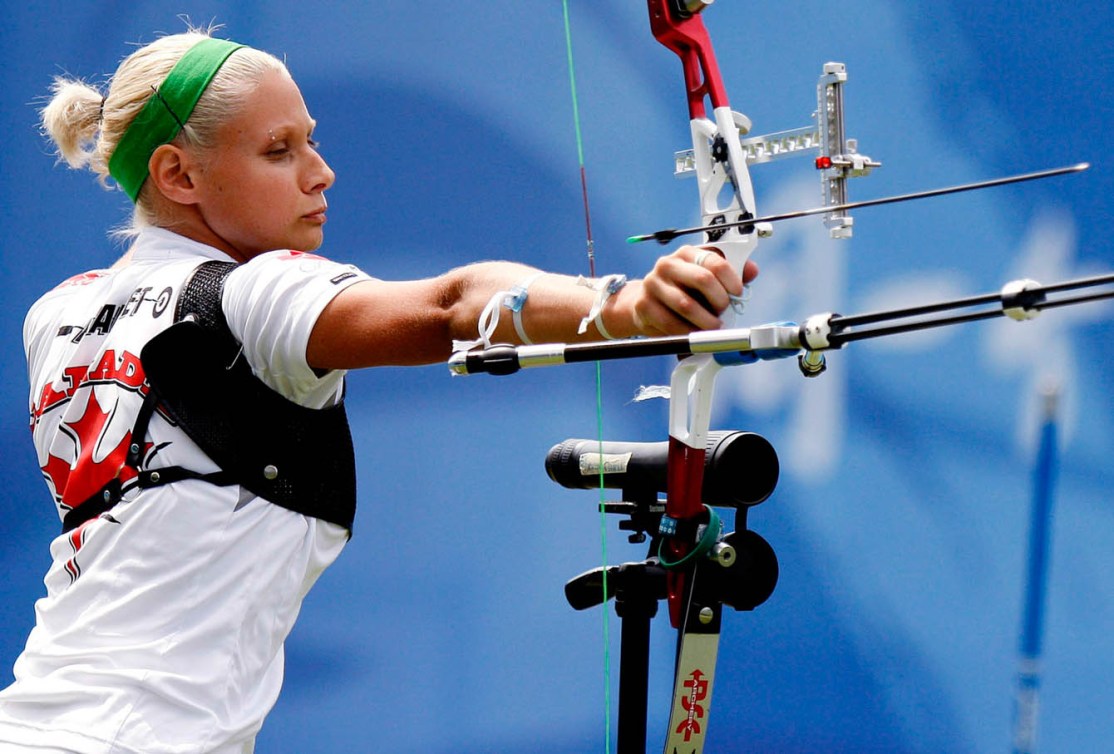 Marie-Pier Beaudet vise avec un arc.