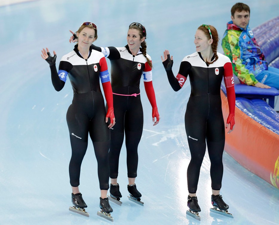 À partir de la gauche, Brittany Schussler, Ivanie Blondin et Kali Christ saluent la foule à Sotchi. Maintenant que Britanny Schussler a pris sa retraite, Ivanie Blondin et Kalie Christ sont les piliers de l’équipe nationale.