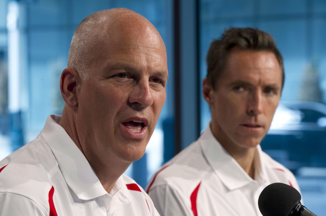 L’entraîneur-chef de l’équipe nationale masculine, Jay Triano (à gauche) et le directeur général Steve Nash (à droite) dévoileront la formation canadienne pour TO 2015 le 18 juillet.