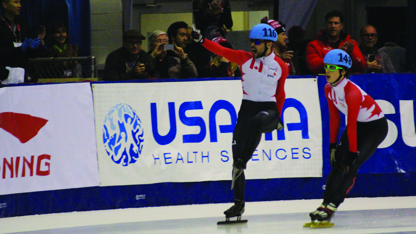 François Hamelin (gauche) célèbre après avoir remporté la médaille de bronze au 1500 m de la Coupe du monde de patinage de vitesse sur courte piste.