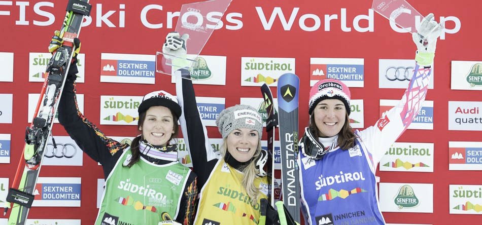 Kelsey Serwa (gauche) célèbre sa deuxième place à la Coupe du monde FIS à Innichen le 20 décembre 2015 (Photo via Canada Alpin).