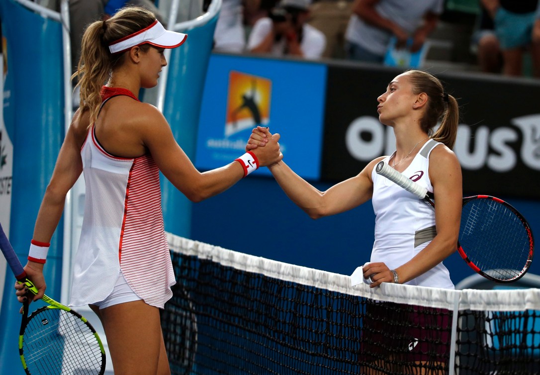 Eugenie Bouchard félicitée par Aleksandra Krunic, le 18 janvier 2016.(AP Photo/Shuji Kajiyama)