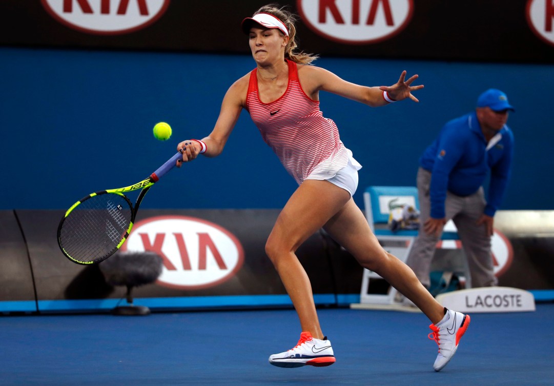 Eugenie Bouchard exécute un retour de service contre Aleksandra Krunic de la Serbie lors de son match du premier tour aux Internationaux d'Australie, le 18 janvier 2016.(AP Photo/Shuji Kajiyama)