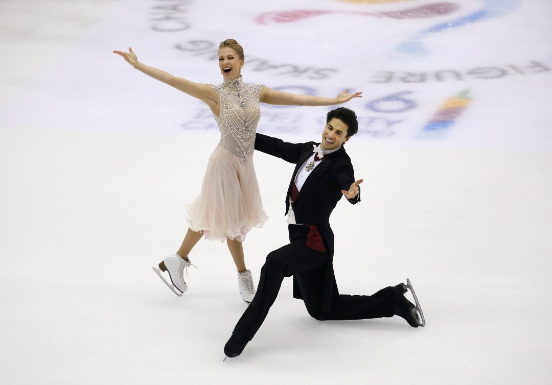 Kaitlyn Weaver et Andrew Poje sont nez à nez avec les Américains Maia et Alex Shibutani après la danse courte de jeudi aux Championnats des Quatre Continents 2016, disputés à Taipei. (AP Photo/Wally Santana)