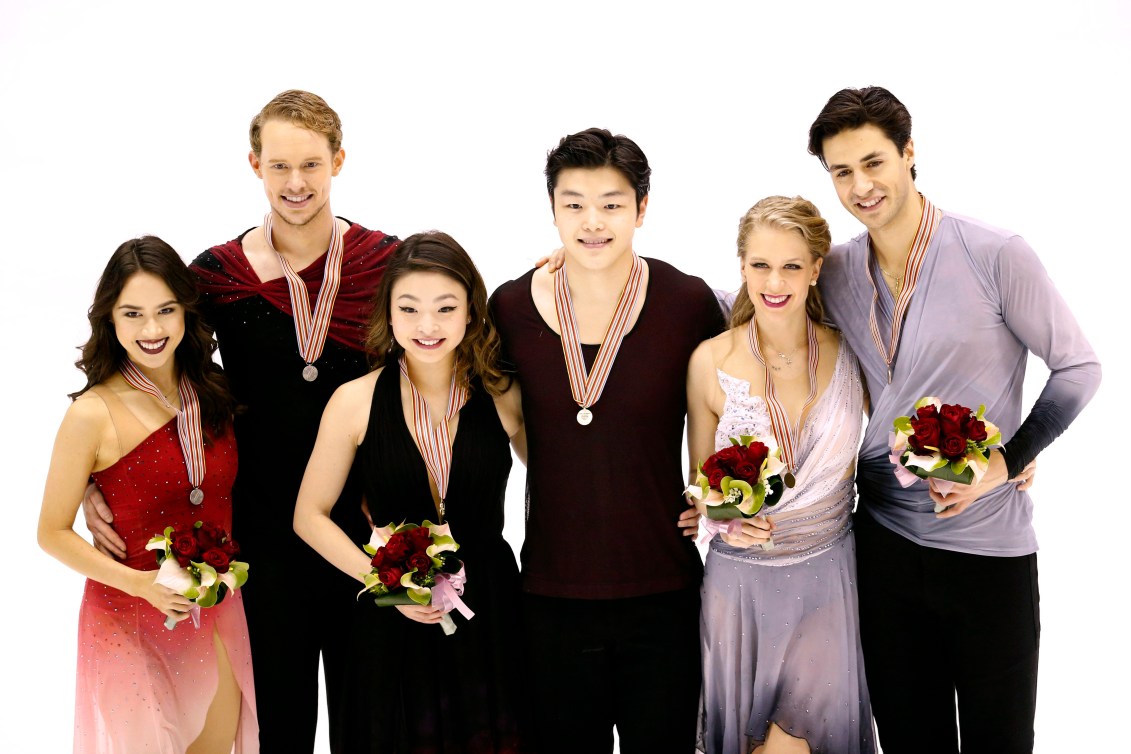 Les Américains Maia Shibutani et Alex Shibutani ont remporté l'or grâce à une note totale de 181,62 devant leurs compatriotes Madison Chock et Evan Bates (174,64) et les Canadiens Kaitlyn Weaver et Andrew Poje (173,85) aux Championnats des Quatre Continents, le 19 février 2016. (AP Photo/Wally Santana)