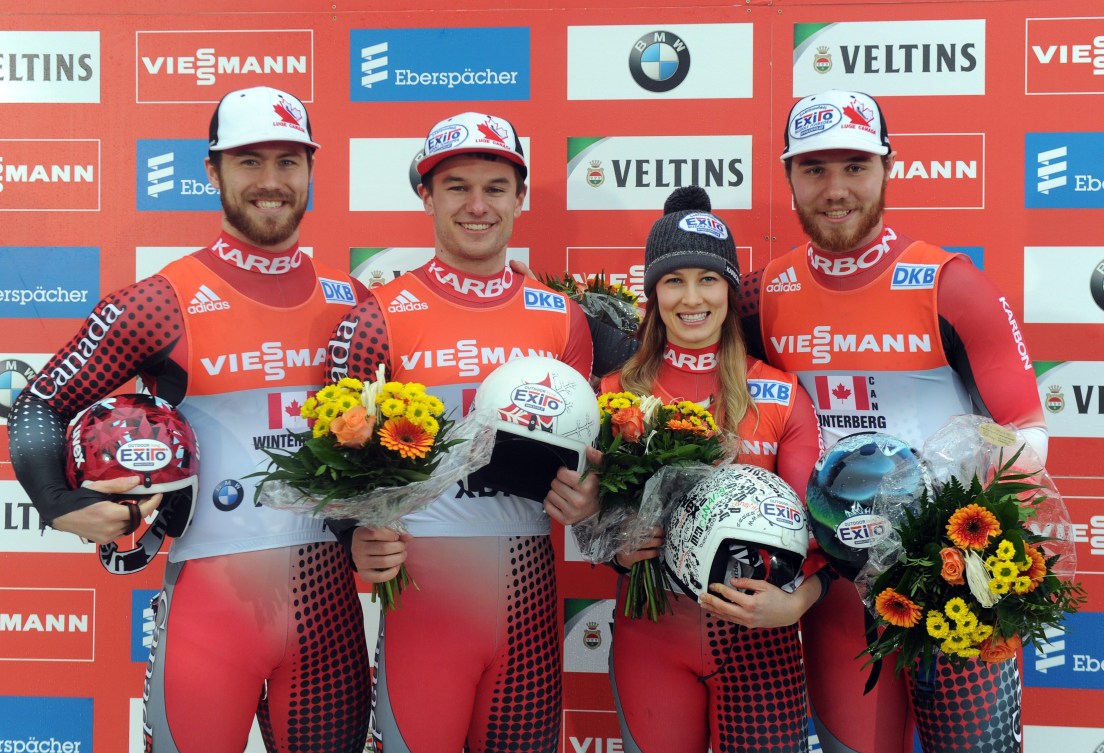 Tristan Walker, Justin Snith, Arianne Jones et Mitchel Malyk célèbrent leur fin de saison en or à la Coupe du monde de Winterberg, le 21 février 2016. (Caroline Seidel/dpa via AP)